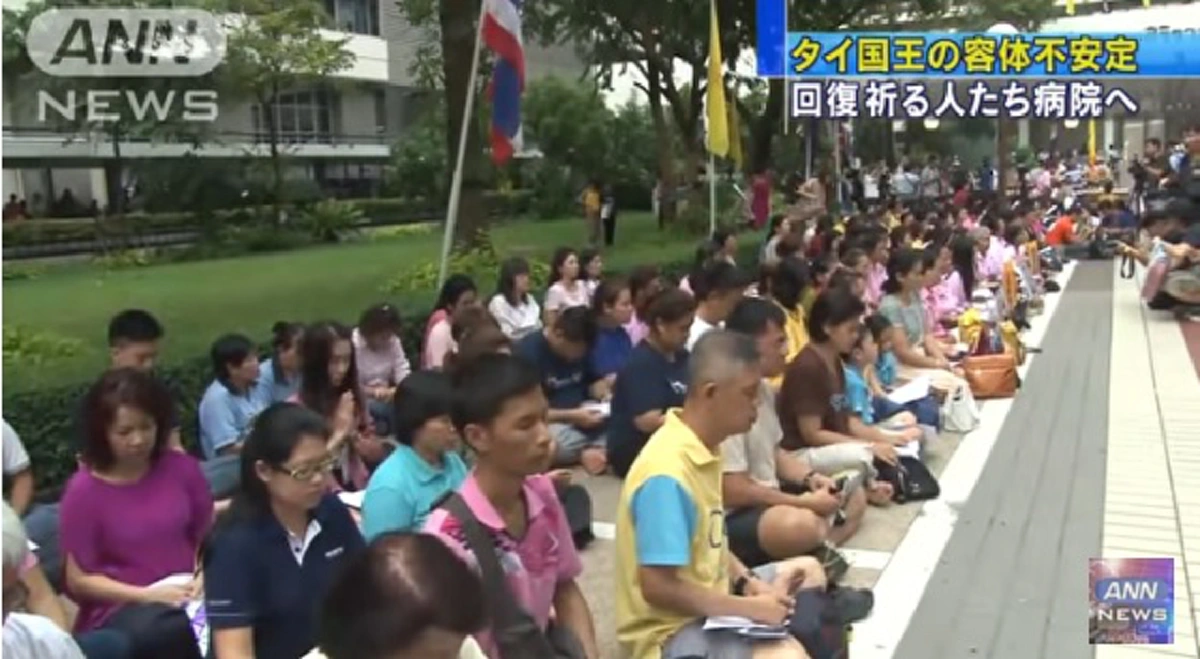 สื่อญี่ปุ่นทึ่ง!!!คนไทยพร้อมใจสวมเสื้อสีชมพู สวดมนต์ถวายพระพรในหลวง(คลิป)