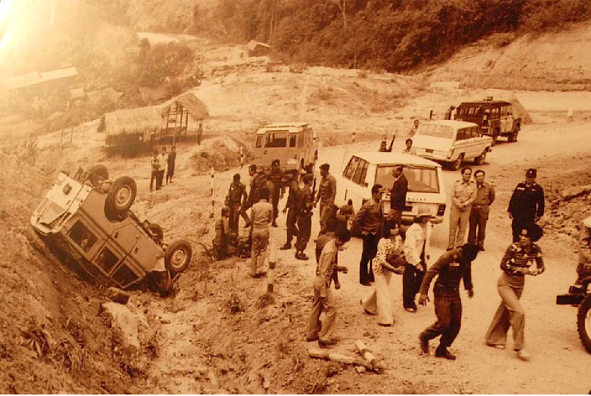 ซาบซึ้งในพระมหากรุณาธิคุณ!!! โพลเผยคนไทยส่วนใหญ่ตราตรึงใจภาพ "ในหลวง ร.9" ทรงเสด็จฯถิ่นทุรกันดาร ขับรถลุยน้ำ ลุยโคลน เดินเท้า