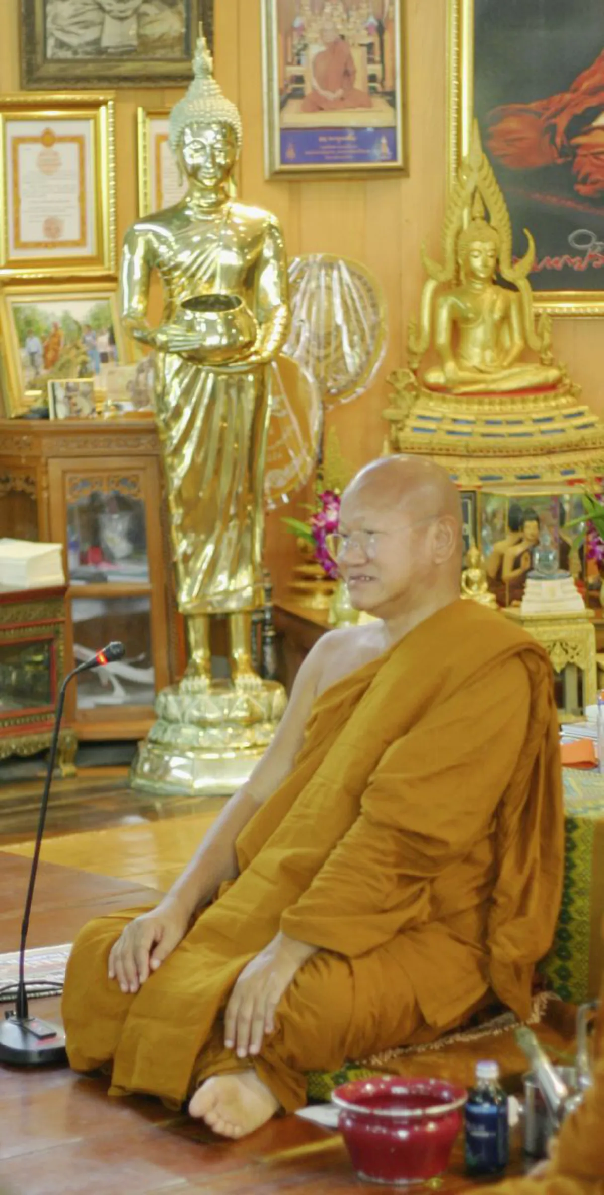 คำที่หลวงตามหาบัวอยากบอกให้พระองค์รู้! พระพุทธเจ้าบำเพ็ญพุทธกิจไม่หยุดหย่อน ... แล้วพระเจ้าอยู่หัวในพระบรมโกศปรารถนาสิ่งใดจึงทำงานหนักจนไม่มีเวลาพักผ่อน?!