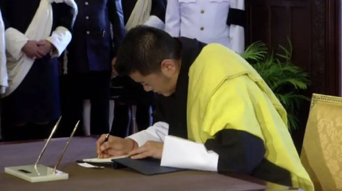 กษัตริย์จิกมี แห่งภูฏาน  เทิดพระเกียรติในหลวง พระธรรมราชาผู้เสด็จปรินิพพาน