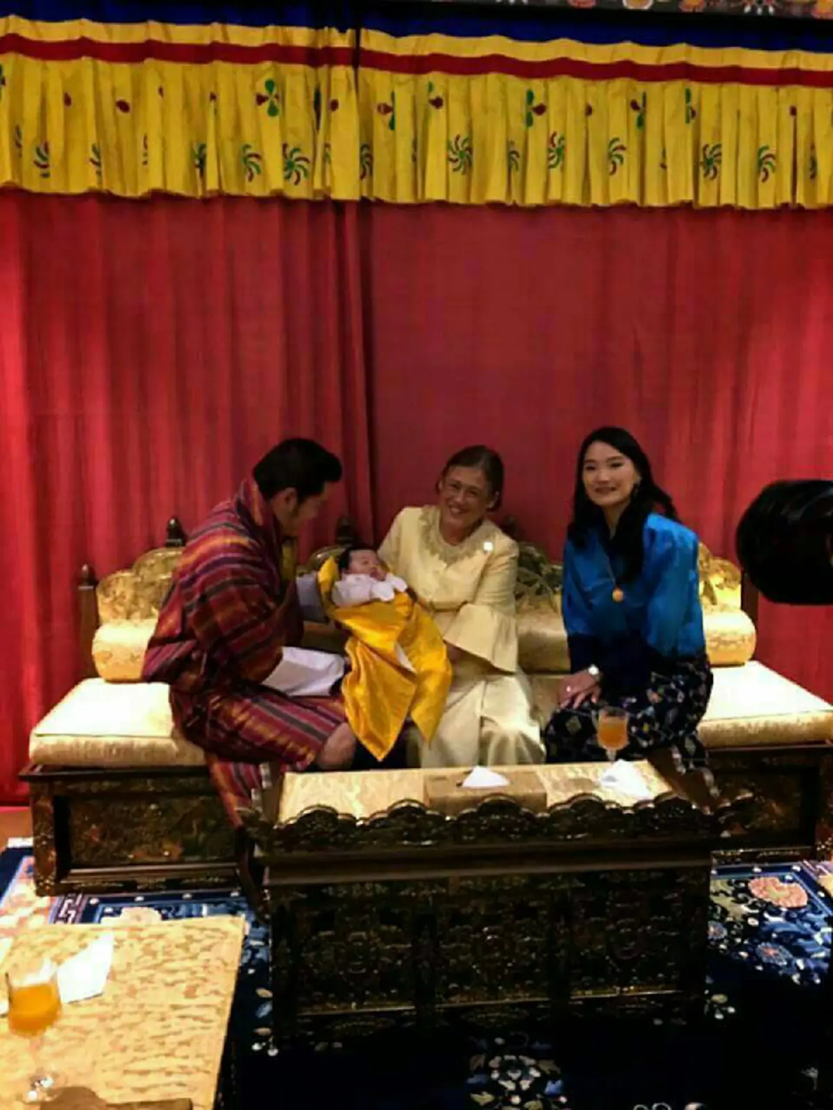 สมเด็จพระเทพฯทรงอุ้มพระราชโอรส"เจ้าชายน้อย"แห่งราชวงศ์ภูฏาน ในสมเด็จพระราชาธิบดีจิกมีฯ และสมเด็จพระราชินีเจตซุนฯ พร้อมทรงฉลองชุดประจำชาติฯ