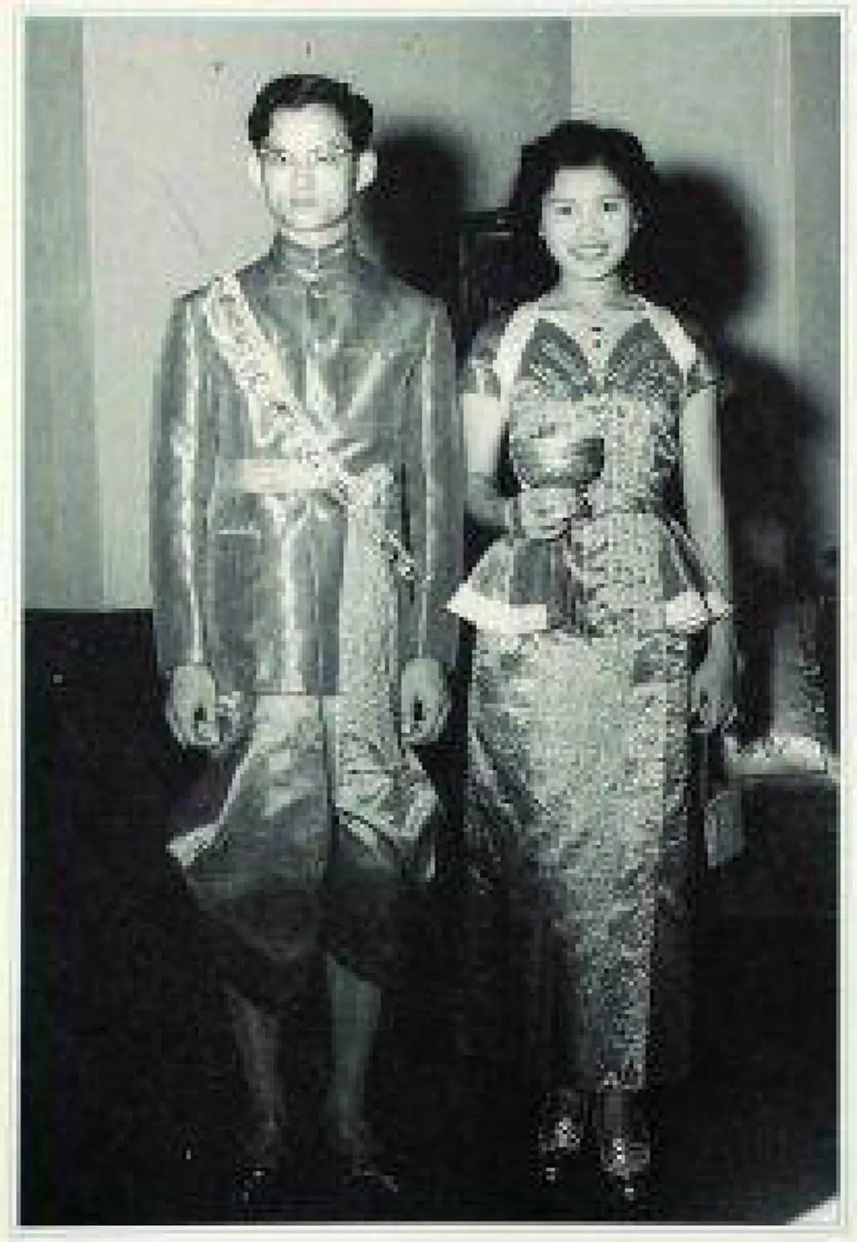 2 พระองค์ ทรงเป็นแบบอย่างการเริ่มต้นสร้างครอบครัว แม้งาน ราชาภิเษกสมรสพระราชพิธีที่เรียบง่ายแทบจะเรียกได้ว่า สิ้นเปลืองน้อยที่สุดในโลก