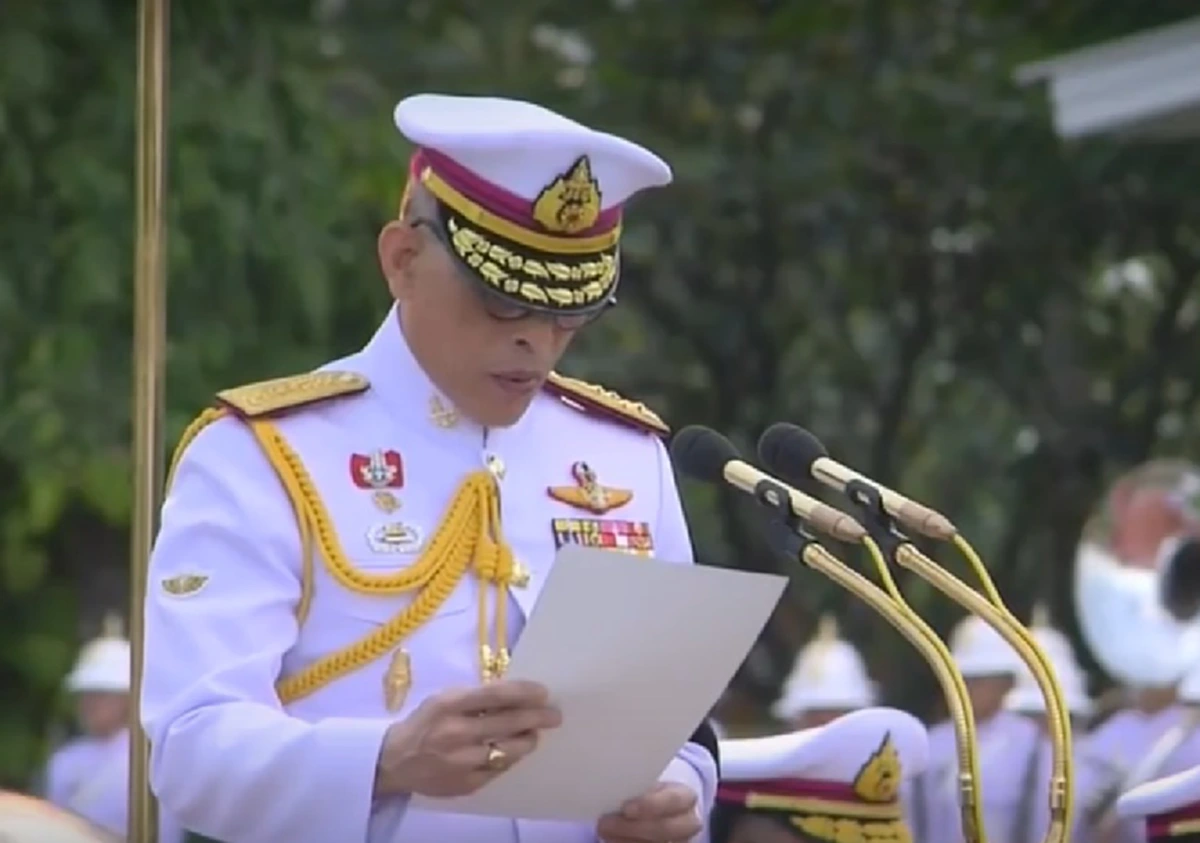 ภาพสุดยิ่งใหญ่!!! นายทหารมหาดเล็กรักษาพระองค์ฯ 897 นาย สวนสนามเนื่องในวันราชวัลลภครบรอบ 148 ปี หน้าพระที่นั่ง "รัชกาลที่ 10"  (มีภาพ)