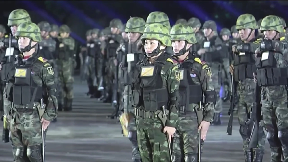 ภาพสุดยิ่งใหญ่!!! นายทหารมหาดเล็กรักษาพระองค์ฯ 897 นาย สวนสนามเนื่องในวันราชวัลลภครบรอบ 148 ปี หน้าพระที่นั่ง "รัชกาลที่ 10"  (มีภาพ)