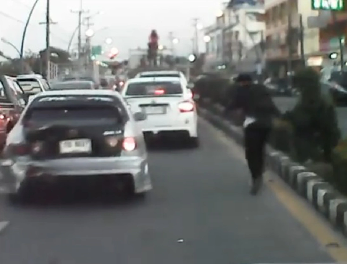 คลิปดุเดือด อย่างกับอยู่ในหนังแอ็คชั่น !!!  ตำรวจ ยิงไล่ล่า พ่อค้ายาบ้า กลางเมืองระยอง ...หนีพ้นไม่พ้น 