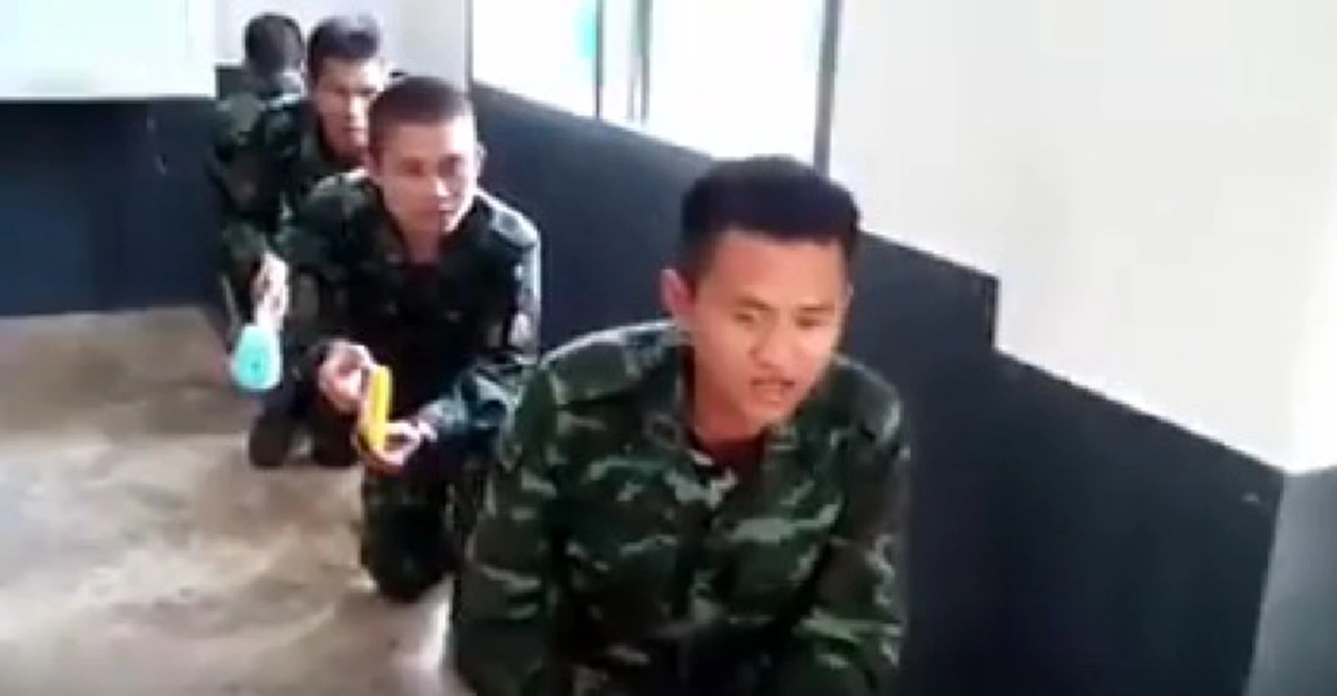 คลิปเรียกรอยยิ้ม !!!! เพจเฟซบุ๊กดังแชร์วีดีโอทหารบุกจู่โจมอาคาร ปฎิบัติภารกิจชำระล้าง คืนความสุขให้ห้องน้ำ !?! (คลิป)