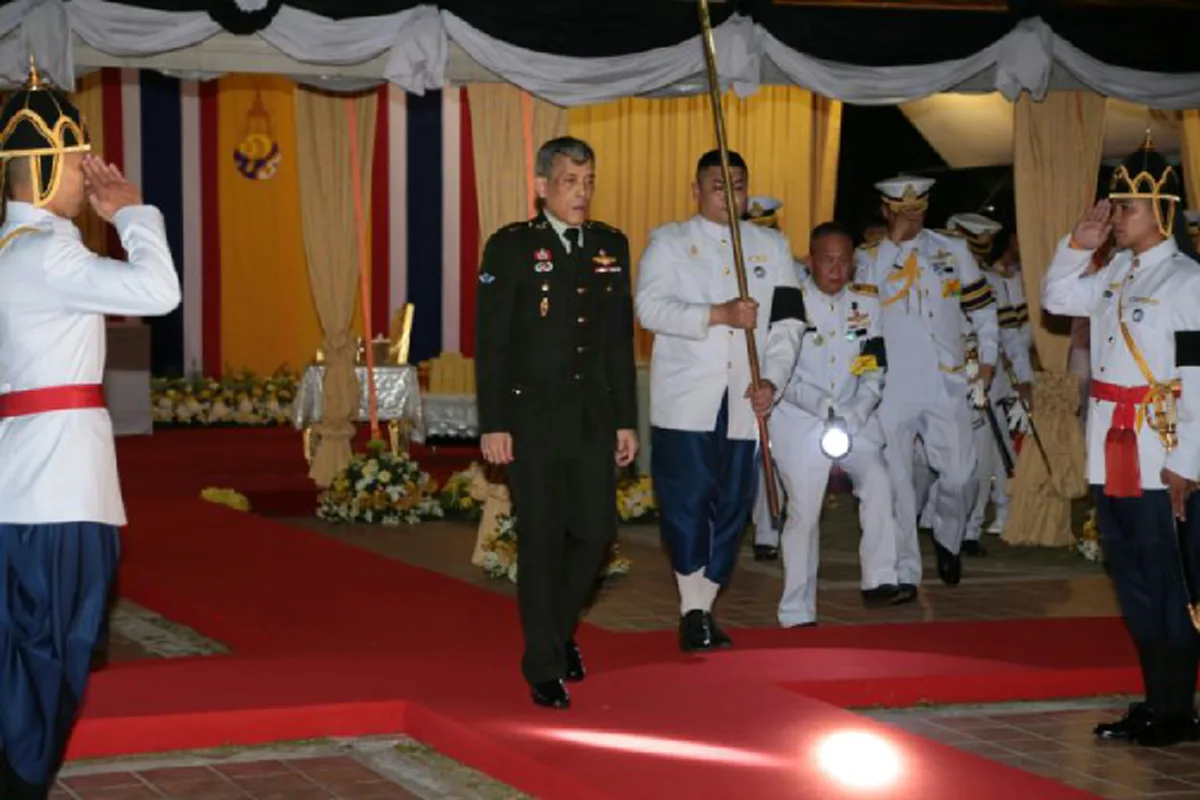 ทวยราษฎร์สุดปีติ..ทรงพระเจริญกึกก้อง!!ชาวกระบี่เฝ้าชมพระบารมี สมเด็จพระเจ้าอยู่หัวร. ๑๐ เสด็จฯแทนพระองค์  ในหลวง ร.๙ ทรงเปิดอาคารศาลากลางจังหวัดหลังใหม่ (ชมภาพ)