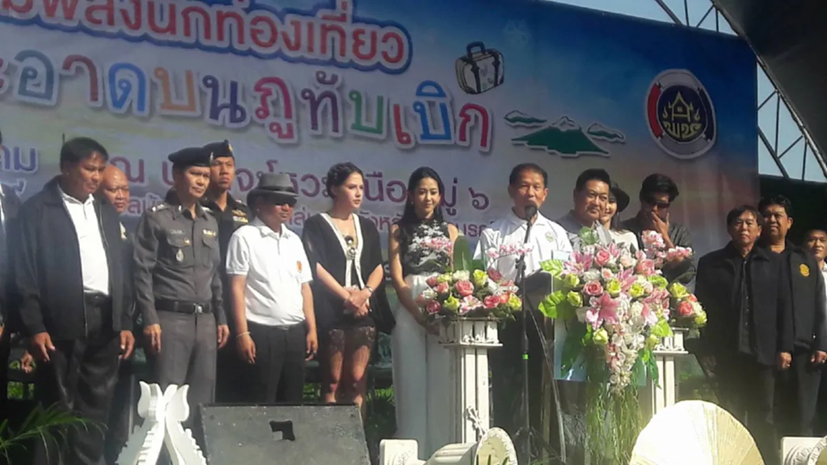 "เพชรบูรณ์" จัดกิจกรรมรณรงค์การทิ้งขยะพร้อมเปลี่ยนป้ายแช่งบนภูทับเบิก หลังถูกติง "ข้อความแรงไป"