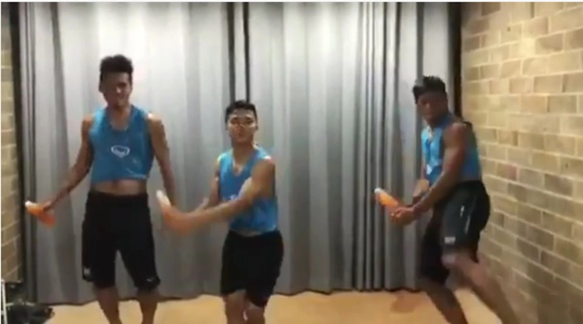 พริ้วไม่แพ้ในสนาม!!! "โค้ชซิโก้" โพสต์ไอจี คลิป 3 นักบอลโชว์ลีลาสุดฮาฉลองแชมป์ (คลิป)