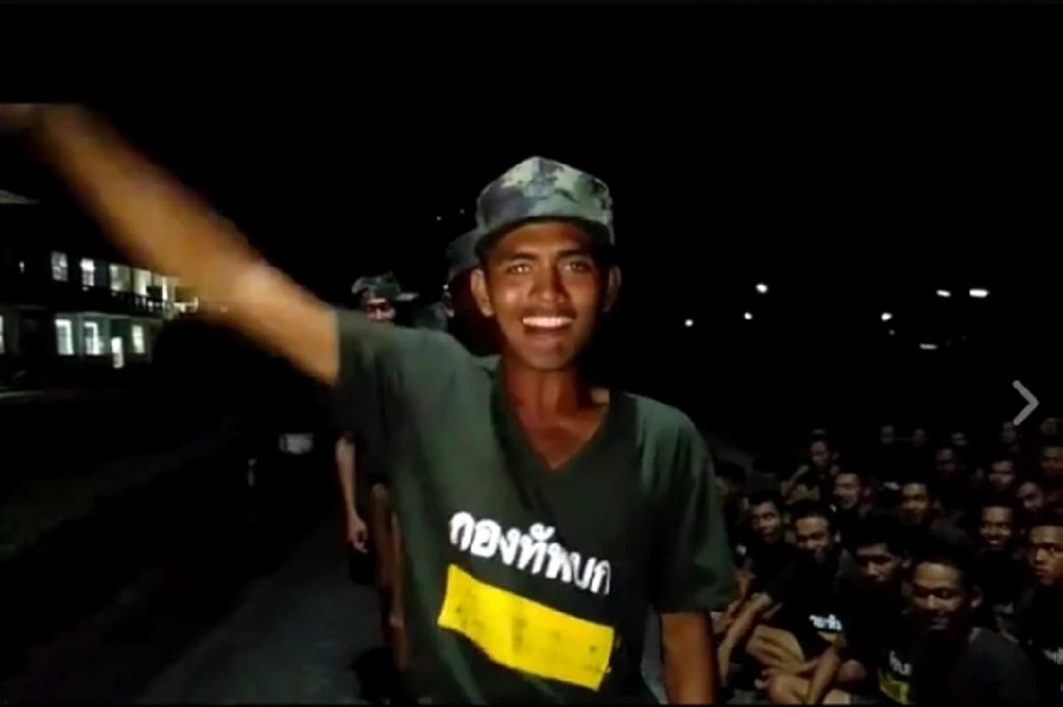 นี่หรือการรายงานตัว!!! ฮากระจายเมื่อพลทหารรายงานเวรเวอร์ชั่นใหม่ งานนี้มีกี่ภาคกี่ภาษา ต้องนับกันเอง (คลิป) 