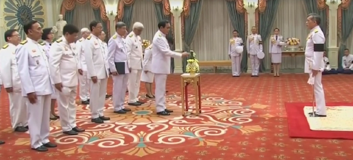 "ในหลวงรัชกาลที่10" มีพระราชดำรัสต่อครม. ...ขอพระบารมีแห่ง "ในหลวงรัชกาลที่9  " ได้ทรงคุ้มครอง และปกปักษ์รักษาเป็นแสงสว่างที่คุ้มครอง