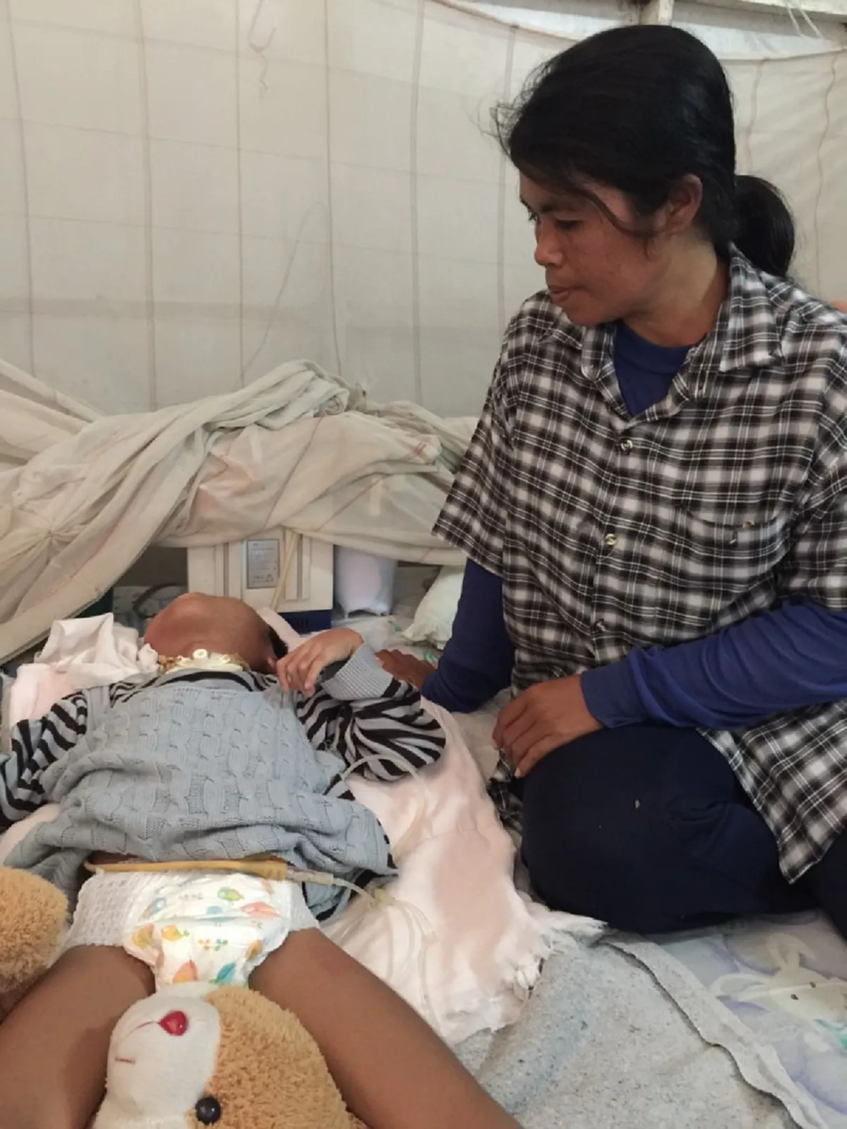 สุดเวทนามีลูกกี่คนก็พิการ!! สาวโคราชท้อใจ กลางวันต้องทิ้งลูกน้อยพิการไว้ลำพังเพื่อหาเงินเลี้ยงปากท้อง วอนผู้ใจบุญช่วยเหลือ