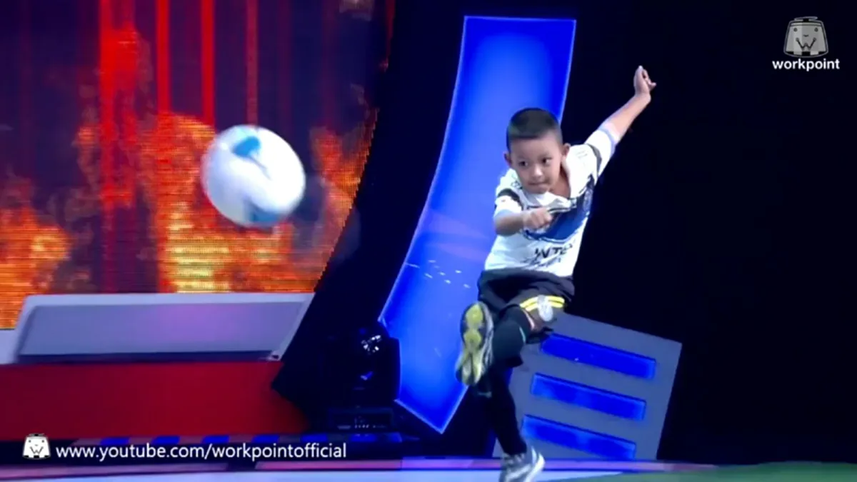 เผยประวัติซุปตาร์เด็ก "น้องพี" เด็ก 7 ขวบโชว์ลีลาขั้นเทพเตะบอลชนคาน 5 ครั้งติด โด่งดังชั่วข้ามคืน ไม่น่าเชื่อเห็นตัวเล็กๆแต่ความมานะสูงปรี๊ด