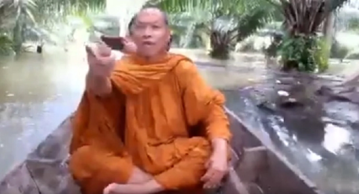 อนุโมทนา..สาธุ!! ชาวบ้านตื้นตัน"หลวงปู่พุทธะอิสระ" มีเมตตา ลุยฝ่าน้ำท่วมลึกหลายจุดนครศรีฯนำสิ่งของมอบถึงมือแบ่งเบาภาระหน่วยงานรัฐ !?! (คลิป)