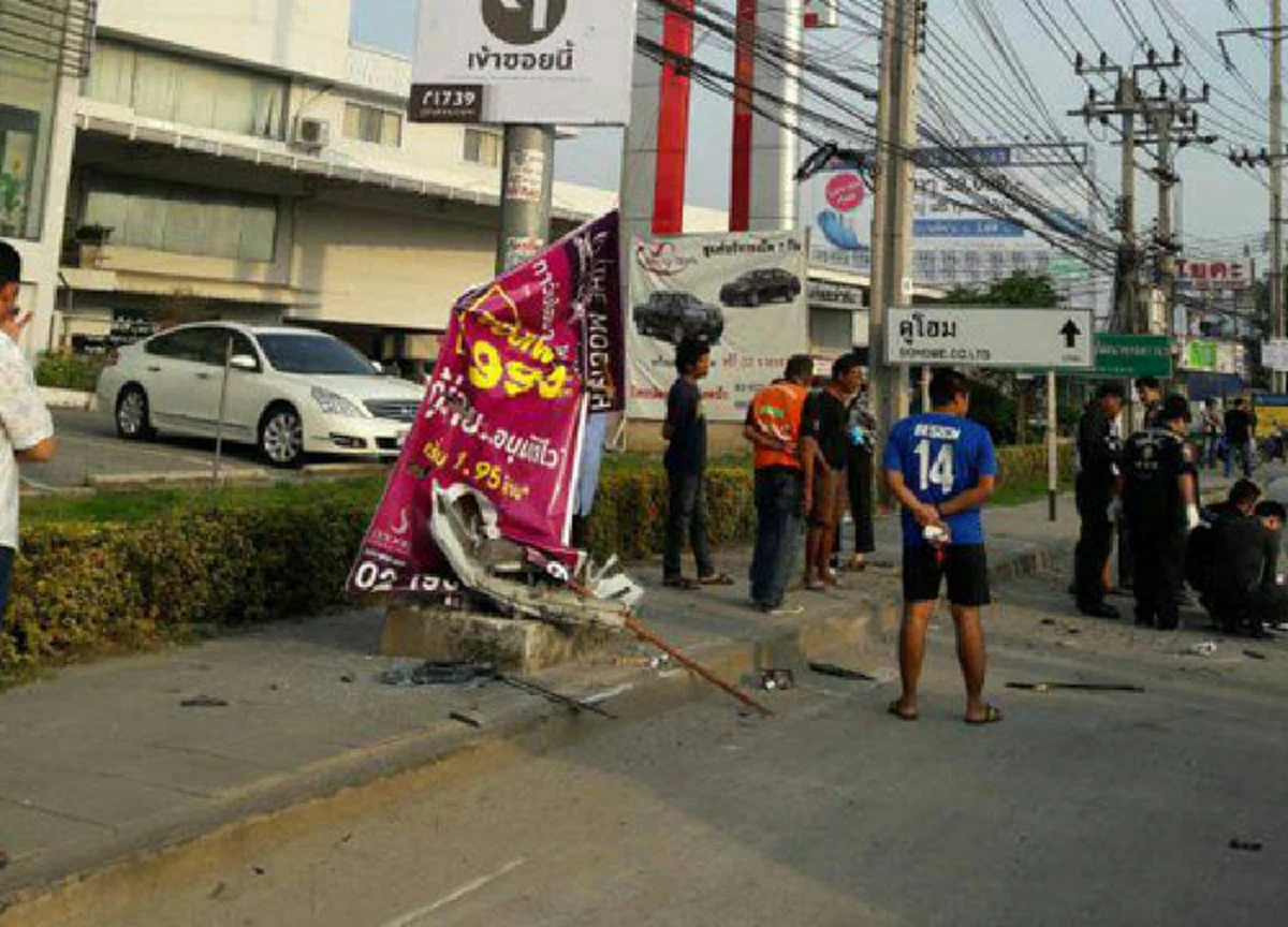 ด.ต.ขับเก๋งพุ่งชนป้ายบอกทาง ย่านซ.วัดลาดปลาดุกดับอนาถ คาดเร่งทำความเร็วรถเพื่อรีบไปทำงาน