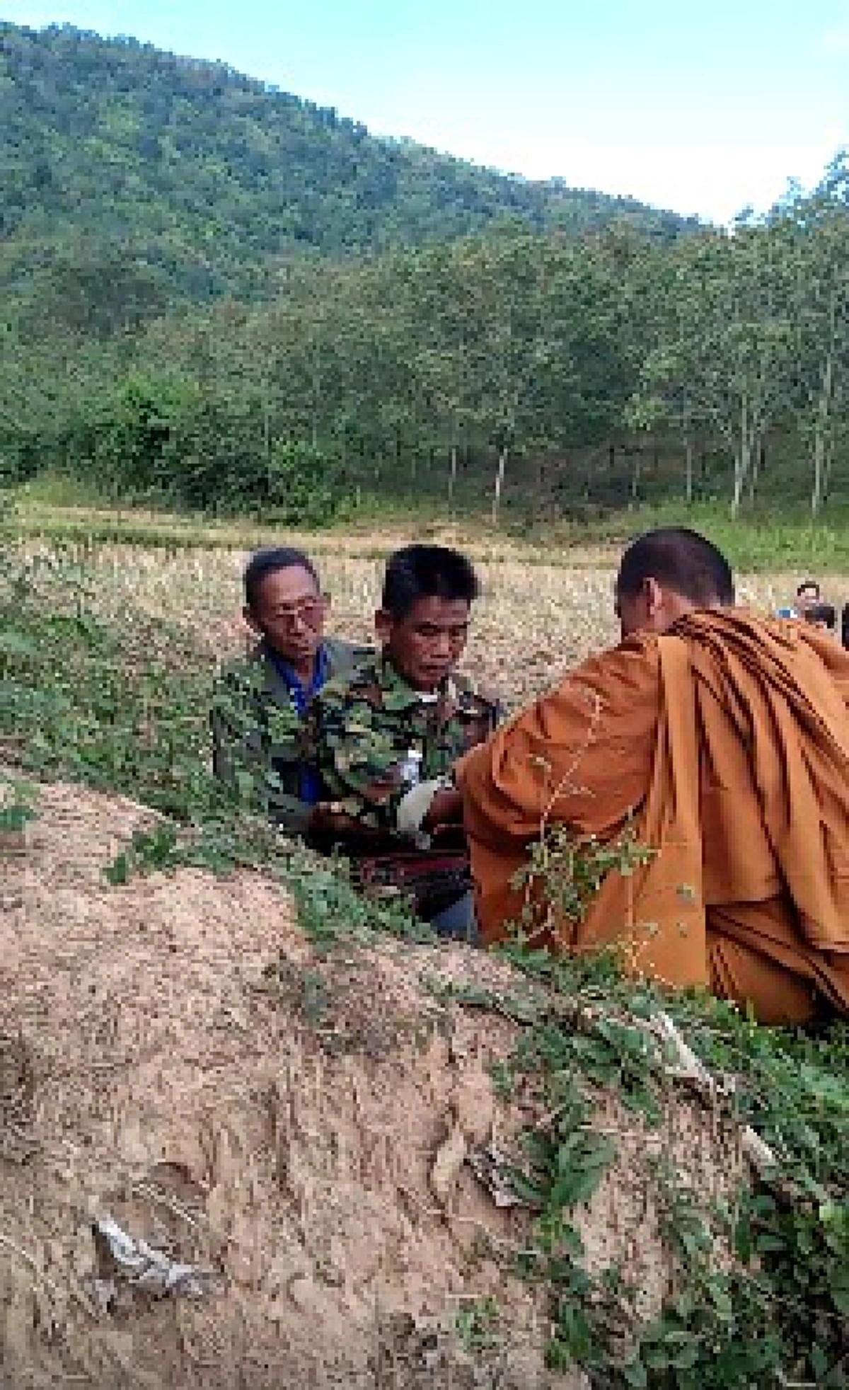 ฟังกันให้ชัด..จริงหรือมั่ว!!! เจอตัวแล้ว"ลุงเสา"ถูกว่าจ้างขับรถกระบะไปรับข้าวระยะทาง30 กม.แต่โดน"ผีบังตา"พาเข้าป่าสวนยางพาราก่อนชาวบ้านมาช่วยพากลับ บอกเป็นประสบการณ์ "สุดหลอน"
