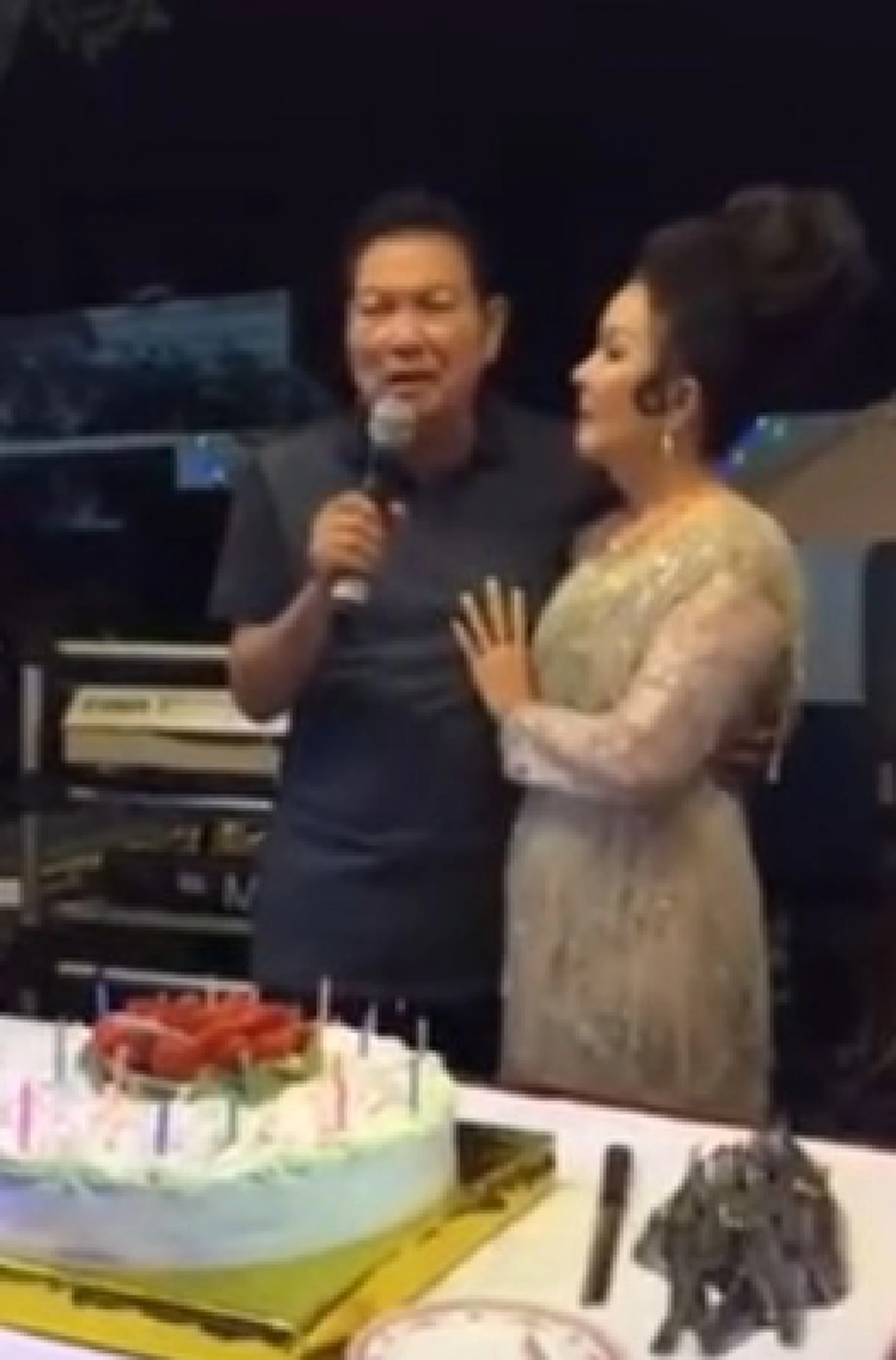 หวานซึ้ง!!! "ชรินทร์" ครวญเพลงหยาดเพชร ฉลองวันเกิด 73 ปีศรีภรรยา "เพชรา เชาวราษฎร์"  ( คลิป)