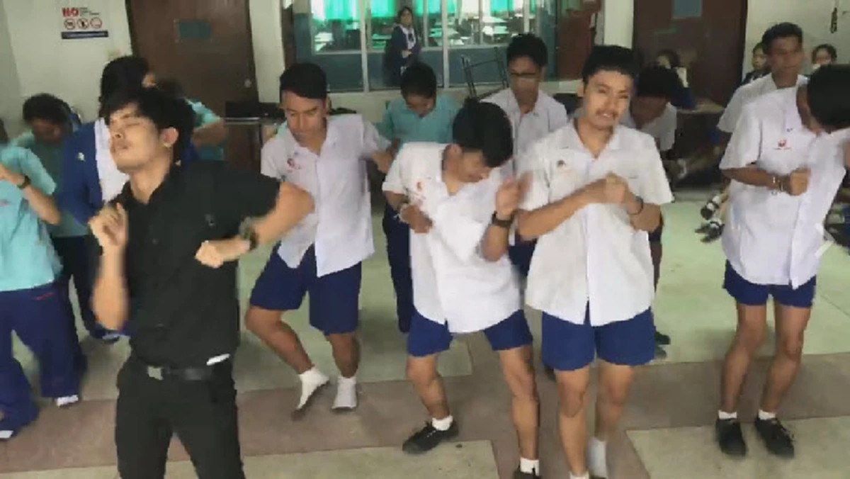 สุดติ่งแล้ว!! ครูสอนฟิสิกส์สายย่อ โชว์ลีลาซ้อมเต้นพร้อมนักเรียนแบบขั้นเทพ โดนใจจนแห่แชร์กันไปทั่วประเทศ (ชมคลิป)