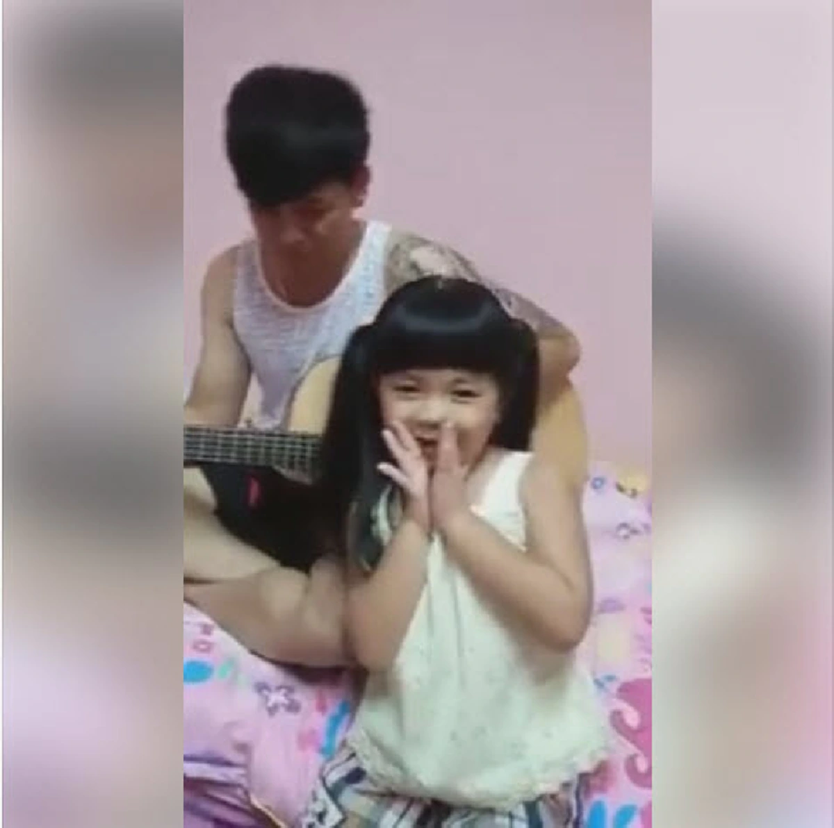 คู่พ่อลูกจัดเต็ม!! โชว์ลีลาเพลงรักเดียวกระหน่ำโซเชียล ชาวเน็ตแห่คอมเม้นท์งานนี้โฟกัสที่คุณพ่ออย่างเดียว!! (ชมคลิป)