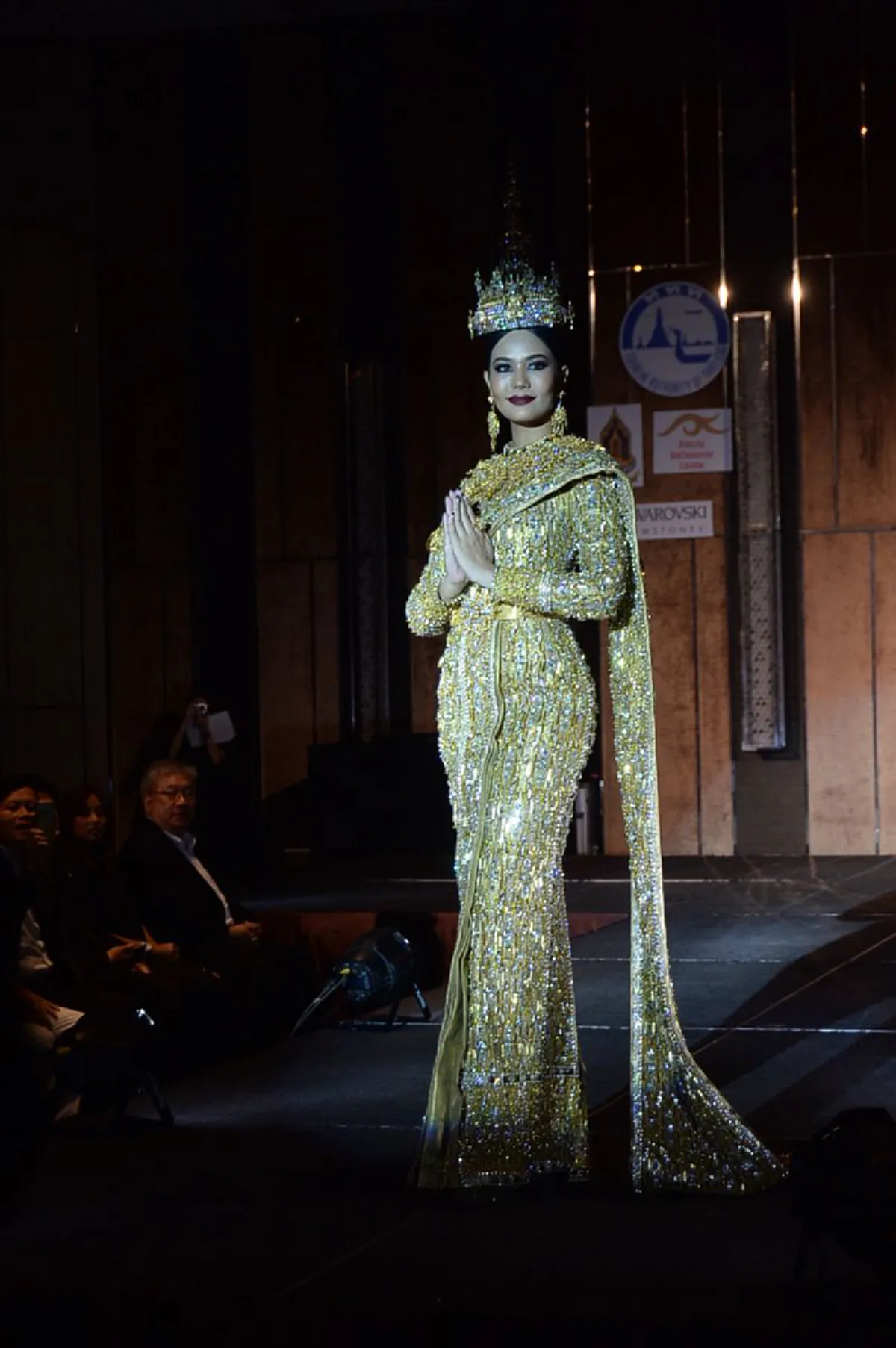 ไม่ใช่เรื่องบังเอิญ จิตของ "น้ำตาล ชลิตา" บนเวที "Miss Universe"อยู่ที่ทั้งสองพระองค์