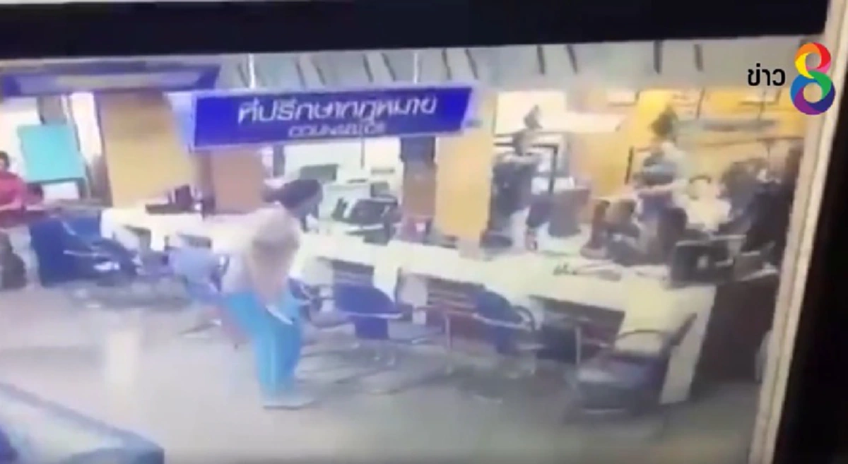โถๆๆ..ชีวิตเกิดยากนะน้อง!!เด็ก ม.6 บุกโรงพักภูเก็ตใช้มีดไล่ฟันตำรวจแตกกระเจิง หวังให้อีกฝ่ายยิงตัวเองรู้สาเหตุแล้วมีอึ้ง!?! (คลิป)