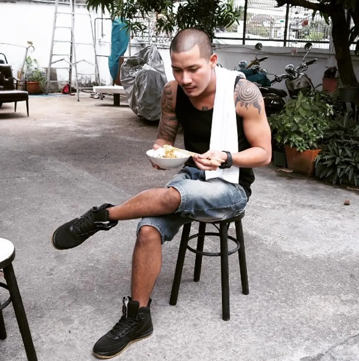 ส่องชีวิต!!! ติดดิน ไม่ติดหรู ของ "แบงค์ แคลช" ผู้ชายที่โด่งดังแค่ไหนก็ไม่เคยลืมตัว (ชมภาพ)