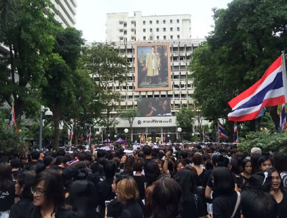 อีกหนึ่งวันที่เรามาหาพ่อ!!!  พสกนิกรแต่งดำเนืองแน่นรอร่วมกิจกรรมน้อมรำลึกพระมหากรุณาธิคุณ "ในหลวง รัชกาลที่ ๙" ณ โรงพยาบาลศิริราช 