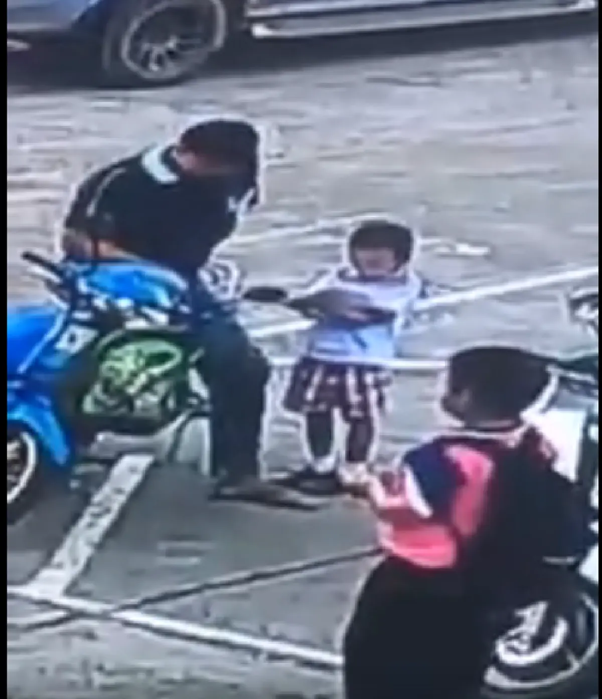 ช่วยกันส่องหน้าชัดๆ!!!พ่อเลี้ยงใจสัXXXตบหัวลูกเลี้ยงวัยอนุบาล กระทืบซ้ำ หรือไม่ ??? ทำกันขนาดนี้ ...อย่าปล่อยให้ลอยนวล (ภาพ+คลิป)