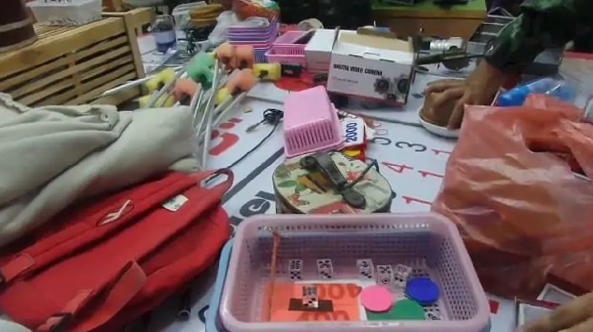 นี่ขนาดบ่นศก.ไม่ดีนะเนี่ย!! ทหารบุุุกบ่อนตลาดพลูหลังชาวบ้านร้องเรียนหนัก  รวบผีพนันพร้อมของกลางอื้อ!!?!!