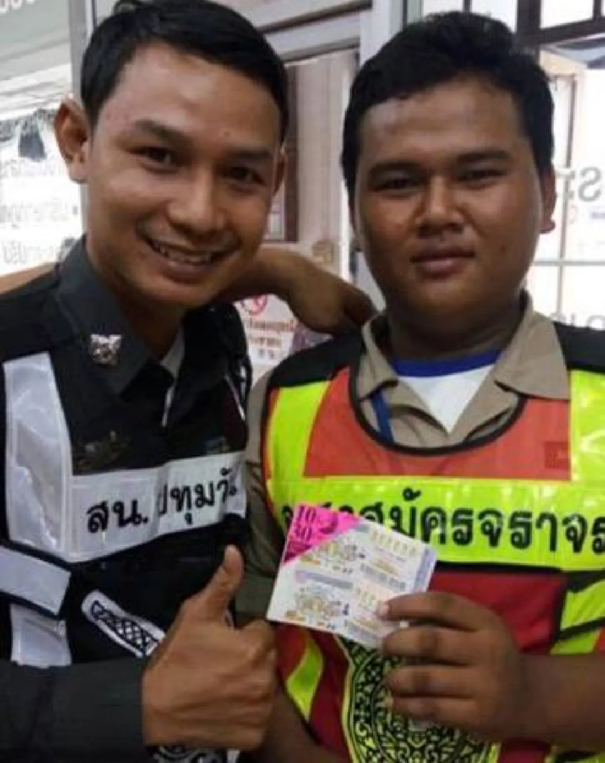 เหมาะเหม็งกับชื่อจริงๆ!!!  "โชคอำนวย" รปภ.ห้างฯดังกลายเป็นเศรษฐีป้ายแดงส่งท้ายปี 59  ซื้อหวย 5 ใบถูกรางวัลที่ 1 รับเต็ม ๆ  30  ล้าน !!?!!  