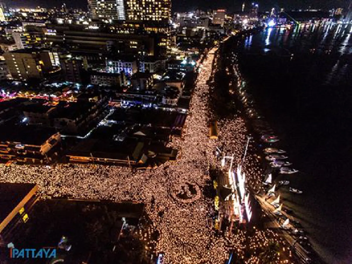 รวมพลัง "รักพ่อ" ยิ่งใหญ่อลังการ!!! ถนนเลียบชายหาดพัทยา กลายเป็นถนนสีทองในพริบตา