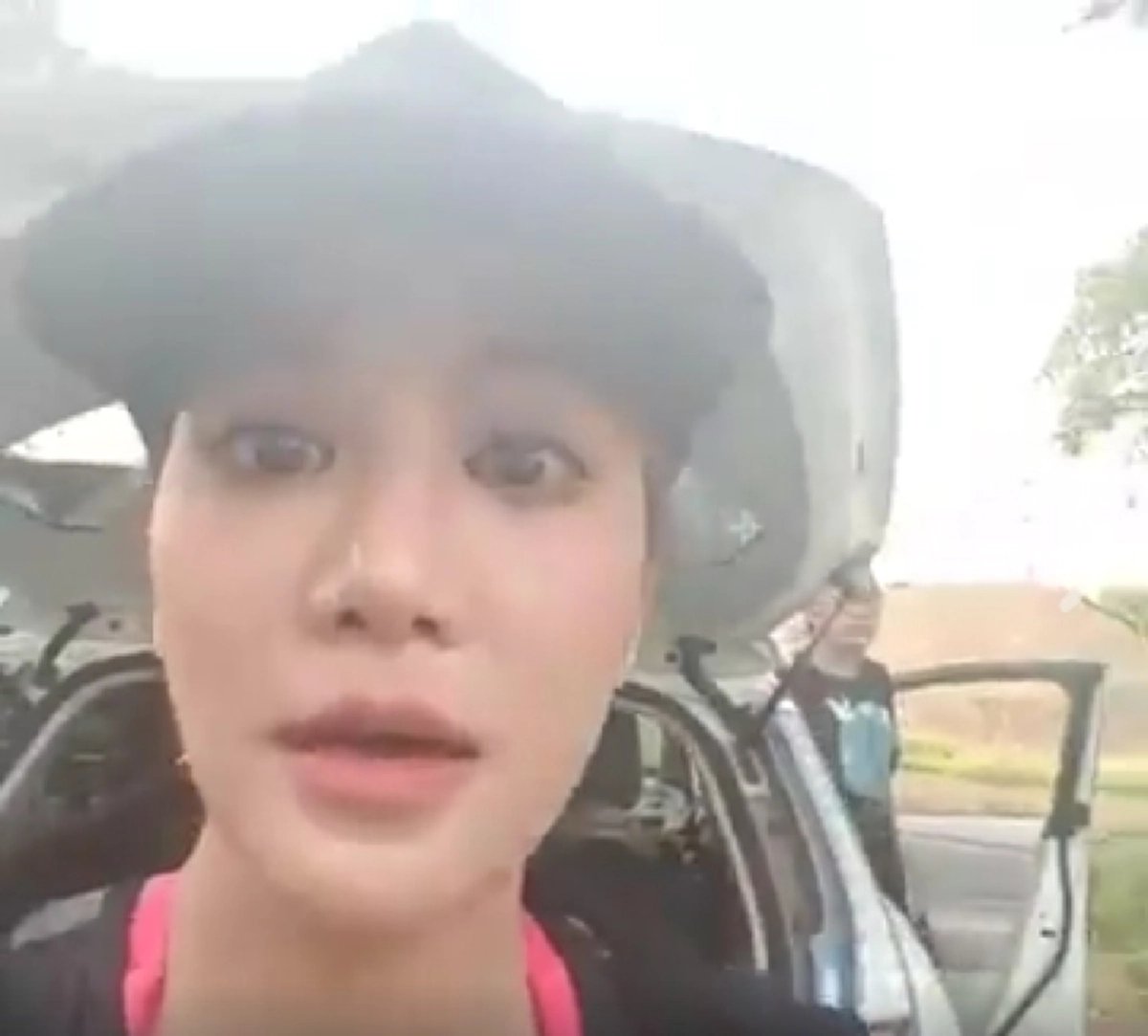 ขอร้องจากใจ!!!...สาว"ก้อย"หลั่งน้ำตาเล่าวินาทีหนุ่ม"ตูน บอดี้สแลม"โดนแฟนคลับชนล้มลงไปนอนกับพื้น เพื่อที่จะมาขอเซลฟี่!!!...วอนอย่าทำแบบนี้เลย