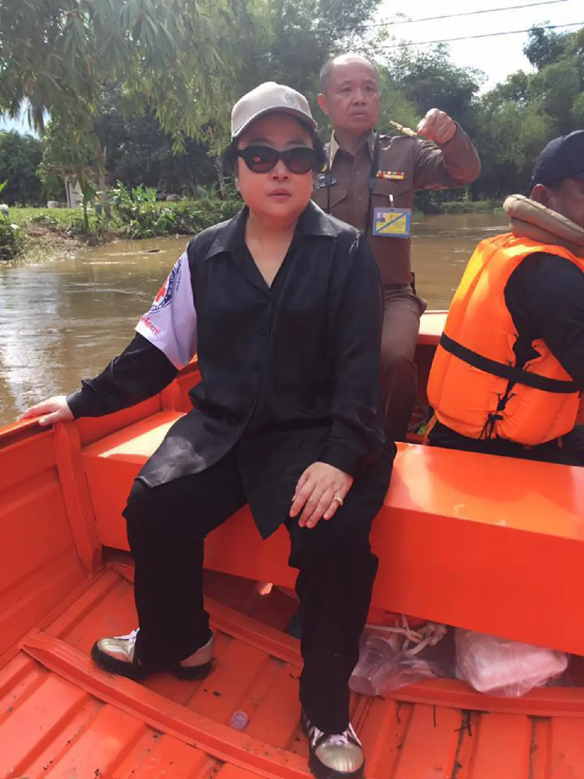 พระเมตตาท่วมท้น..."พระองค์โสมฯ" เสด็จไปทรงเยี่ยมราษฎรผู้ประสบอุทกภัย ที่จังหวัดสุราษฎร์ธานี  และประทานถุงยังชีพด้วยตนเอง (มีภาพ)