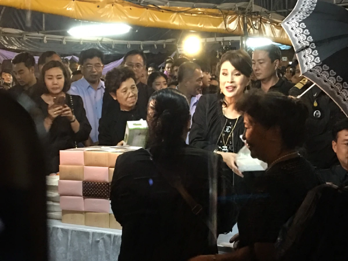 เพื่อเหล่าพสกนิกร..."ทูลกระหม่อมหญิงอุบลรัตน์ฯ" เสด็จพระราชทาน อาหาร-ขนม ท่ามกลางสายฝนหน้าพระบรมมหาราชวัง