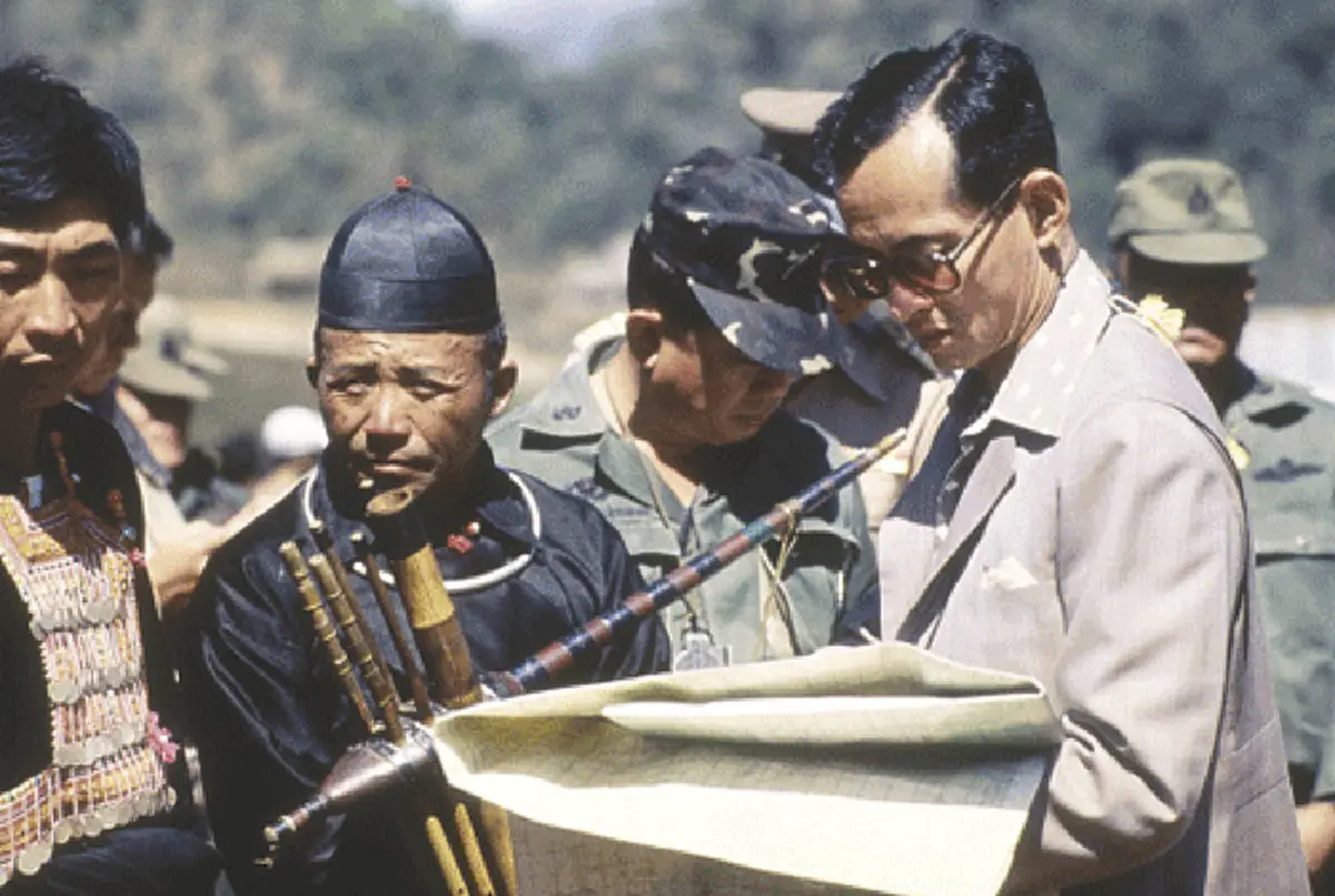 คลิปที่อยากให้ทุกคนได้ดู!! "ในหลวง ร.9" ทรงงานหนักเพื่อคนไทยทุกวัน แม้พระวรกายจะเหนื่อยล้า!! (ชมคลิป)