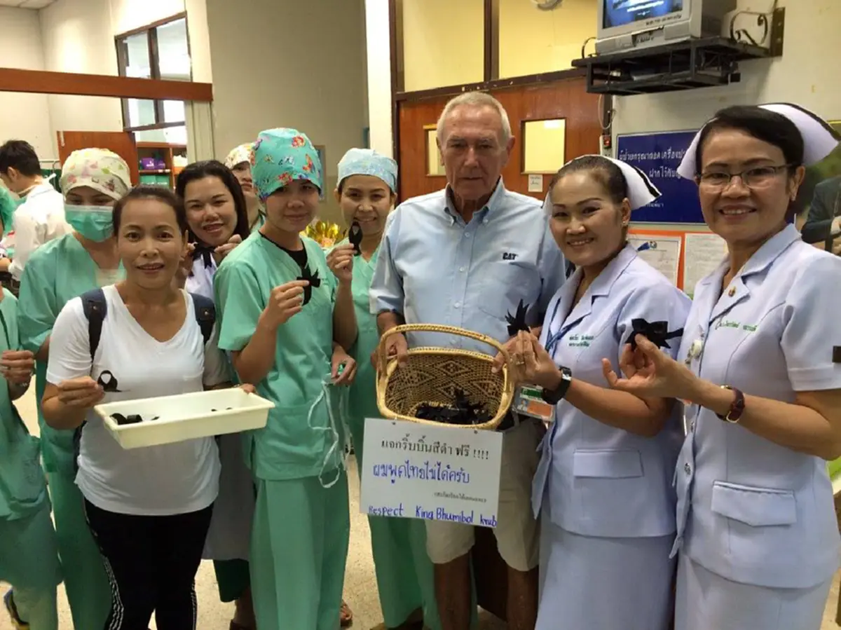 ซาบซึ้งน้ำใจ!! ฝรั่งเดินแจกริบบิ้นสีดำฟรีที่รพ.ขอนแก่น แม้พูดไทยไม่ได้แต่ขอทำดีเพื่อพ่อหลวง