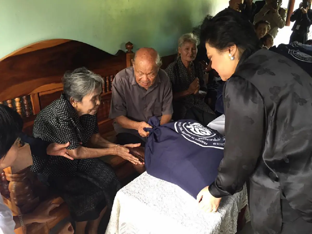 พระเมตตาท่วมท้น..."พระองค์โสมฯ" เสด็จไปทรงเยี่ยมราษฎรผู้ประสบอุทกภัย ที่จังหวัดสุราษฎร์ธานี  และประทานถุงยังชีพด้วยตนเอง (มีภาพ)