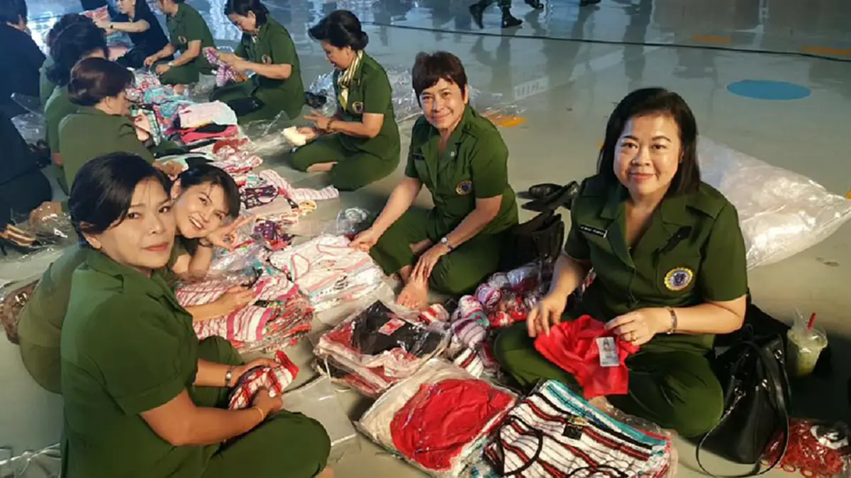ด้วยแรงใจและแรงกาย...."เบื้องหลัง ถุงยังชีพพระราชทาน" ช่วยเหลือผู้ประสบอุทกภัยทางภาคใต้ โครงการมูลนิธิอาสาเพื่อนพึ่ง(ภาฯ) ยามยาก สภากาชาดไทย