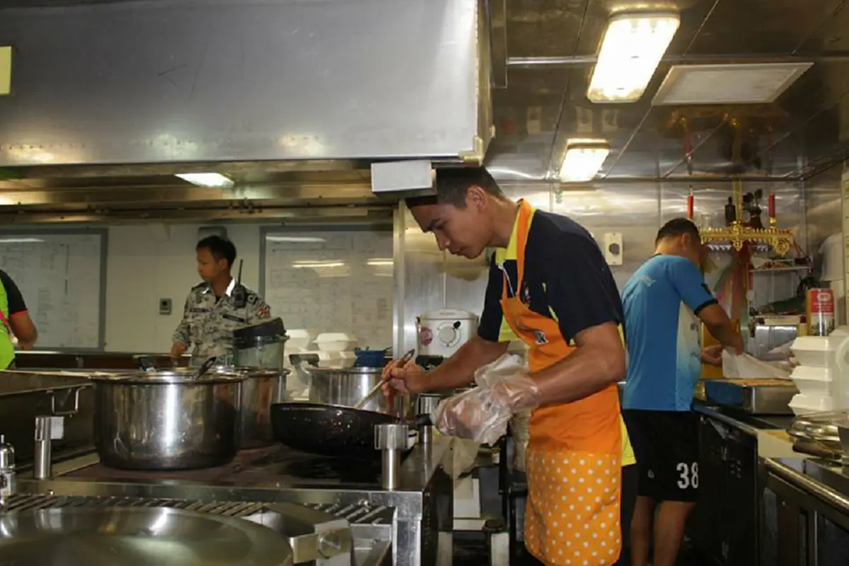 ซับน้ำตาให้น้อง !!! ทัพเรือพาเด็กๆชมฐานปฏิบัติการลอยน้ำ  เรือหลวงอ่างทอง กลางทะเล (รายละเอียด)