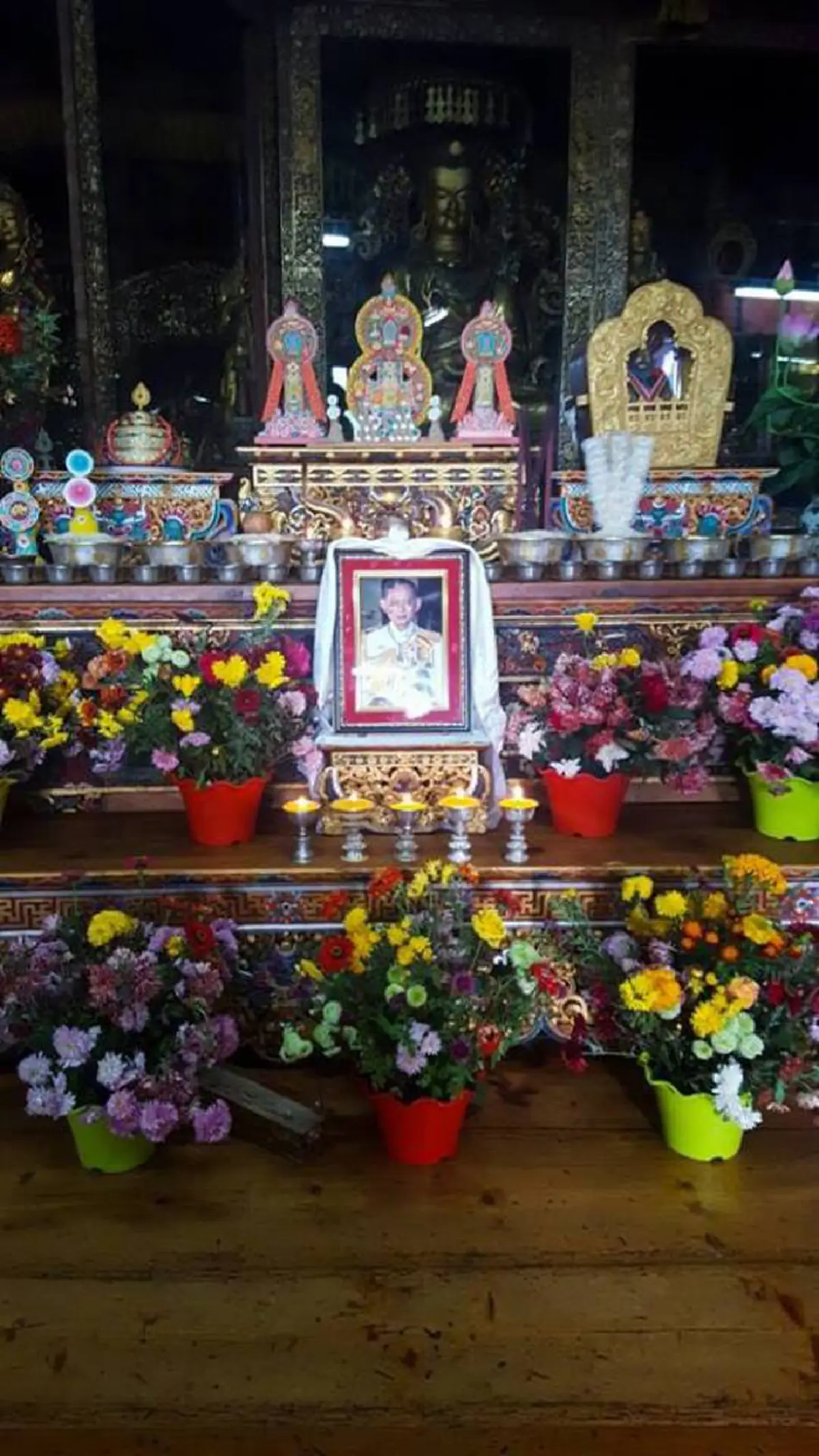 ให้ภาพเล่าเรื่อง..จากใจถึงใจ..ภาพ "ในหลวงรัชกาลที่ ๙" จากวัดต่างๆใน "ภูฏาน"..เห็นแล้วจะได้รู้ว่าต่างชาติก็รักพ่อหลวงไม่แพ้คนไทย (ชมภาพเต็มๆ)