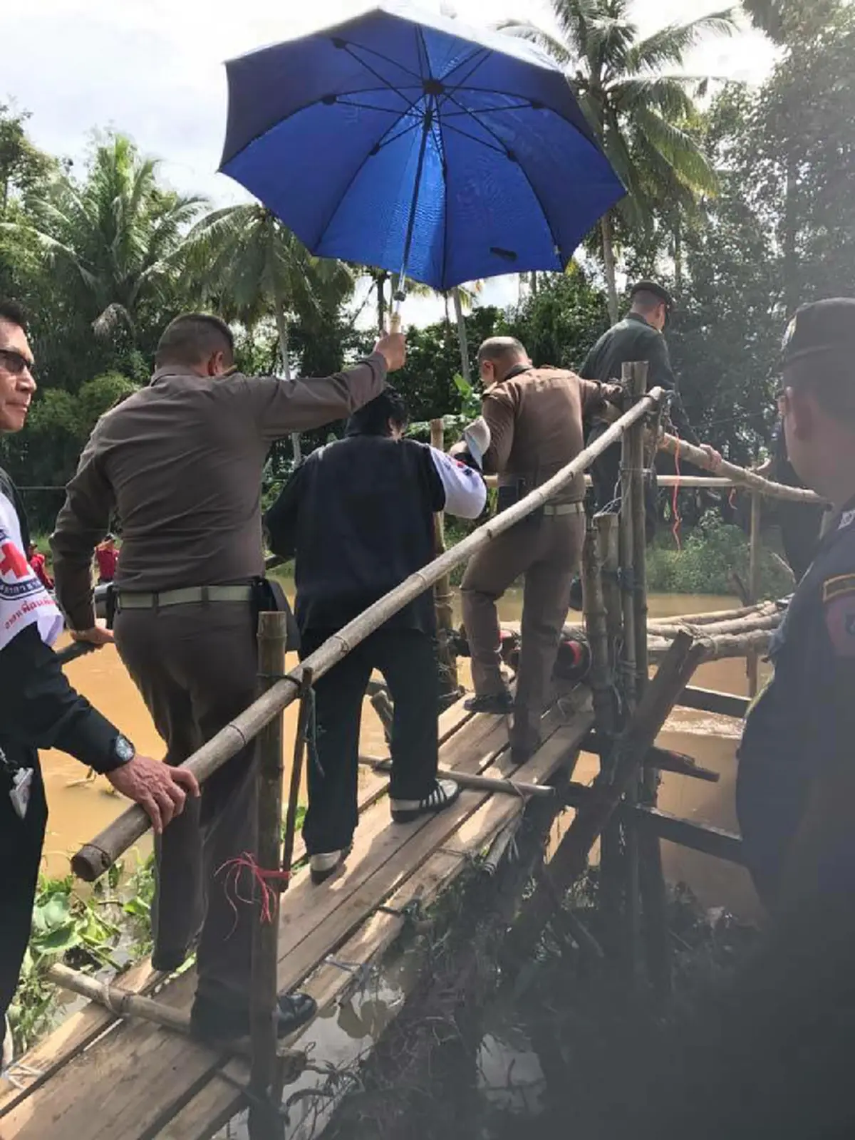 พระเมตตาท่วมท้น..."พระองค์โสมฯ" เสด็จไปทรงเยี่ยมราษฎรผู้ประสบอุทกภัย ที่จังหวัดสุราษฎร์ธานี  และประทานถุงยังชีพด้วยตนเอง (มีภาพ)