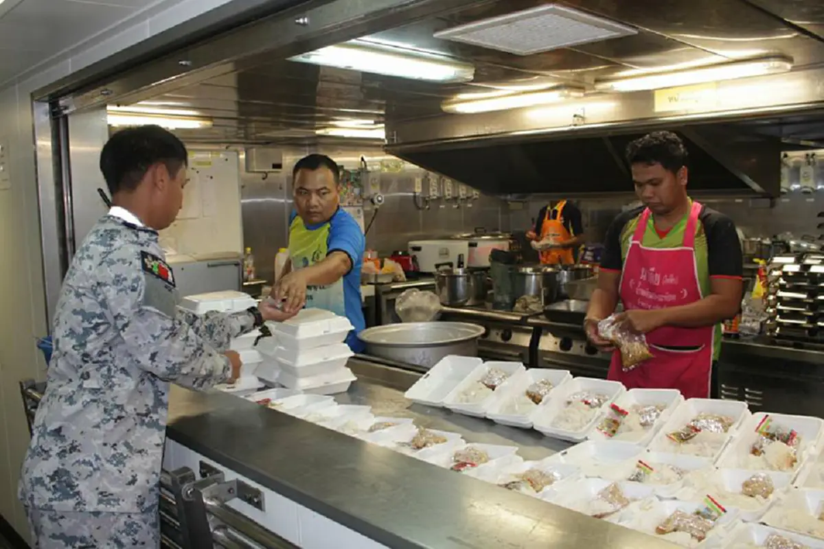 ซับน้ำตาให้น้อง !!! ทัพเรือพาเด็กๆชมฐานปฏิบัติการลอยน้ำ  เรือหลวงอ่างทอง กลางทะเล (รายละเอียด)