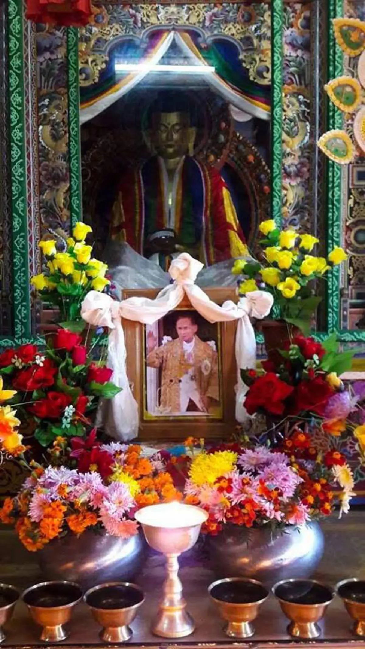 ให้ภาพเล่าเรื่อง..จากใจถึงใจ..ภาพ "ในหลวงรัชกาลที่ ๙" จากวัดต่างๆใน "ภูฏาน"..เห็นแล้วจะได้รู้ว่าต่างชาติก็รักพ่อหลวงไม่แพ้คนไทย (ชมภาพเต็มๆ)
