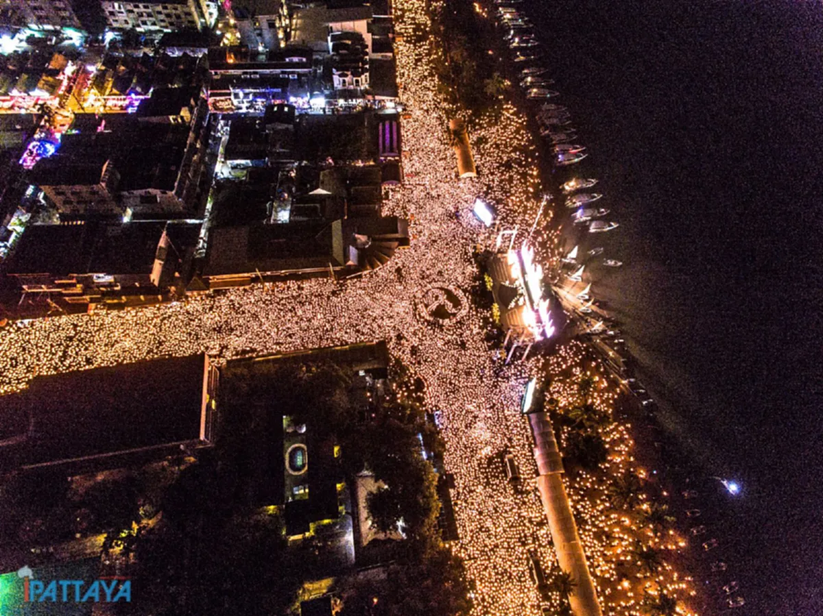 รวมพลัง "รักพ่อ" ยิ่งใหญ่อลังการ!!! ถนนเลียบชายหาดพัทยา กลายเป็นถนนสีทองในพริบตา