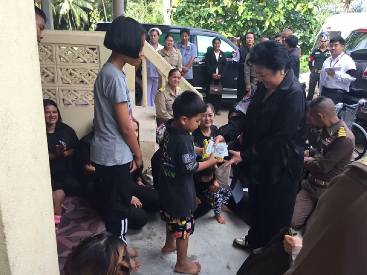 พระเมตตาท่วมท้น..."พระองค์โสมฯ" เสด็จไปทรงเยี่ยมราษฎรผู้ประสบอุทกภัย ที่จังหวัดสุราษฎร์ธานี  และประทานถุงยังชีพด้วยตนเอง (มีภาพ)