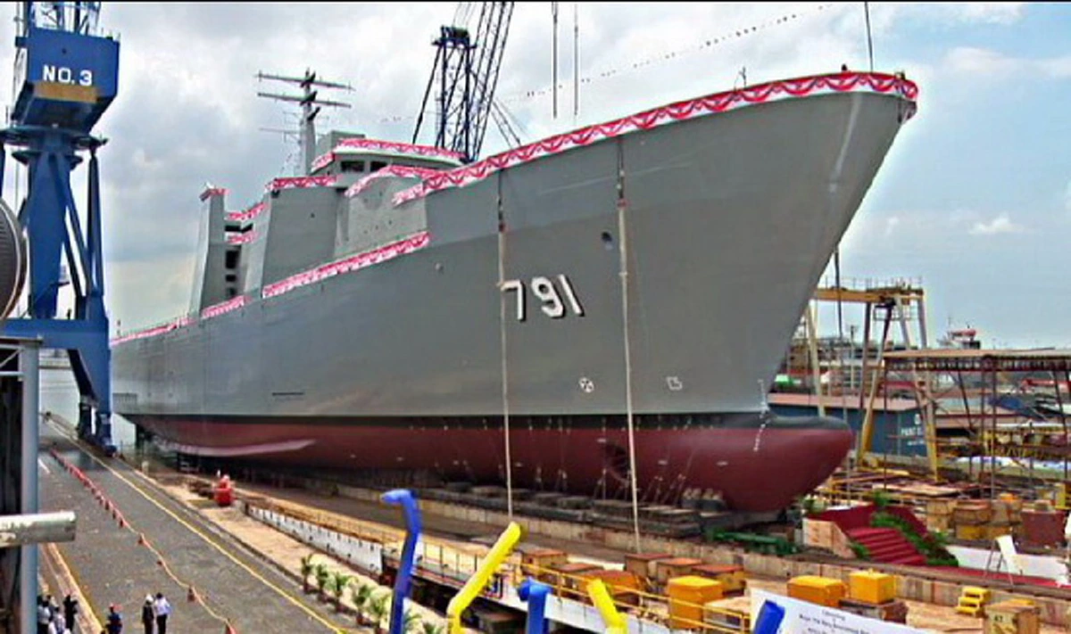 เขี้ยวเล็บทัพเรือไทย!!!ทำความรู้จัก"ร.ล.อ่างทอง" ฐานปฏิบัติการลอยน้ำกับภารกิจช่วยพี่น้องชาวใต้พ้นทุกข์น้ำท่วม