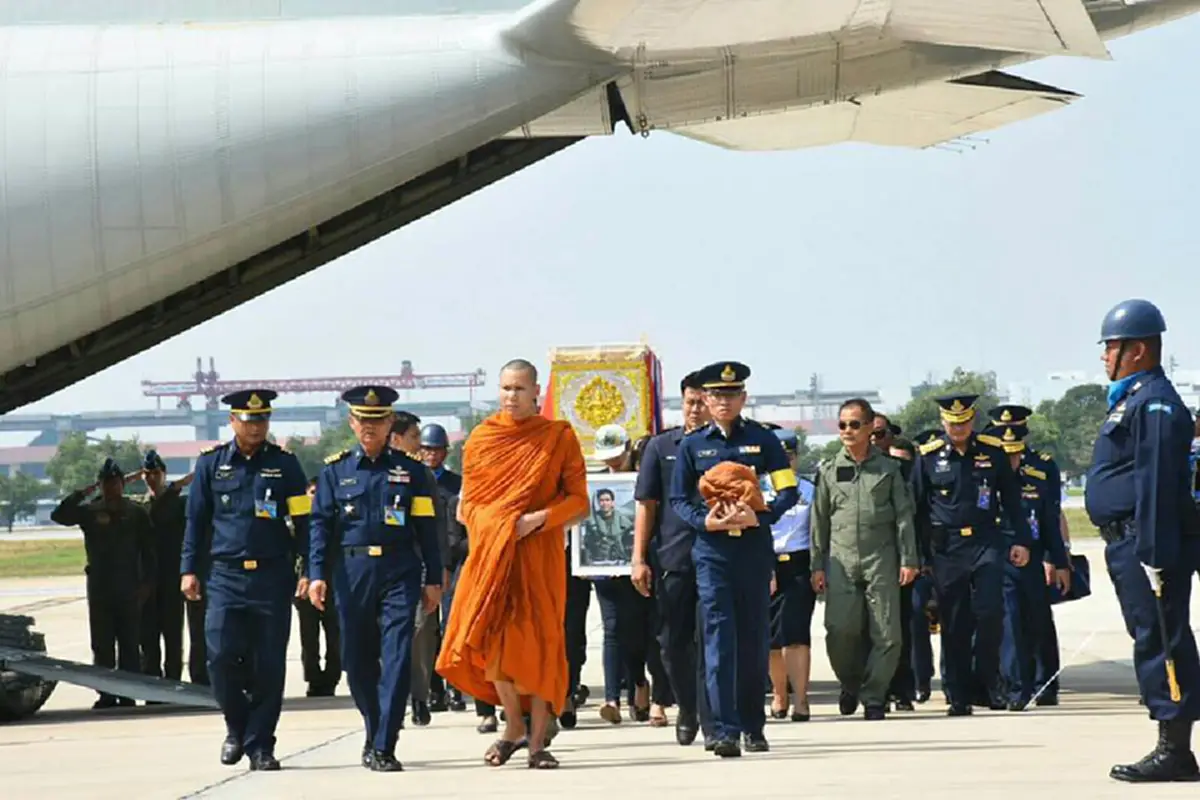 พ่อ "น.ต.ดิลกฤทธิ์ ปัถวี" เดินทางรับศพลูกชายอย่างองอาจ...แม้หัวใจจะเจ็บปวด แทบแตกสลาย ก็ตาม....(รายละเอียด)