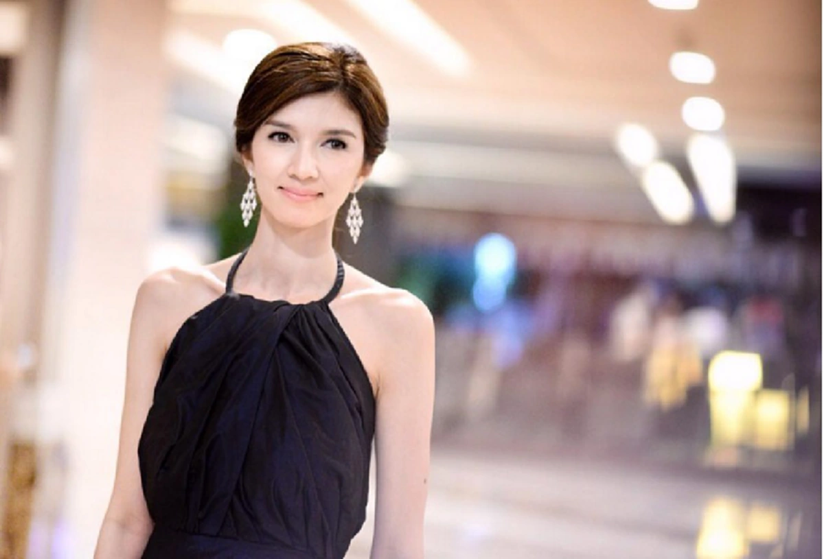 งามสง่าดุจเจ้าหญิง!! "โบว์ แวนด้า" ปรากฎโฉมในชุดราตรี เดินพรมแดงรับรางวัลแทนสามี (ชมคลิป)