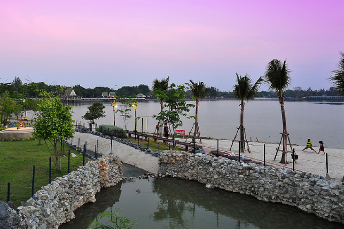 ผู้ว่าพิจิตรถึงกับกุมขมับ !! ตรวจดูน้ำในบึงสีไฟแห้งขอด แต่ทำไมน้ำท่วมล้อมพิจิตร !! (รายละเอียด)