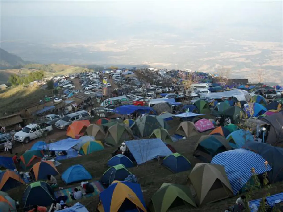 สวนกระแส!!! นักท่องเที่ยวแห่เที่ยวช่วงหยุดยาวแน่นภูทับเบิก ไม่สน แม้มีคำสั่งรื้อถอนรีสอร์ท กางเต้นท์คึกคัก 